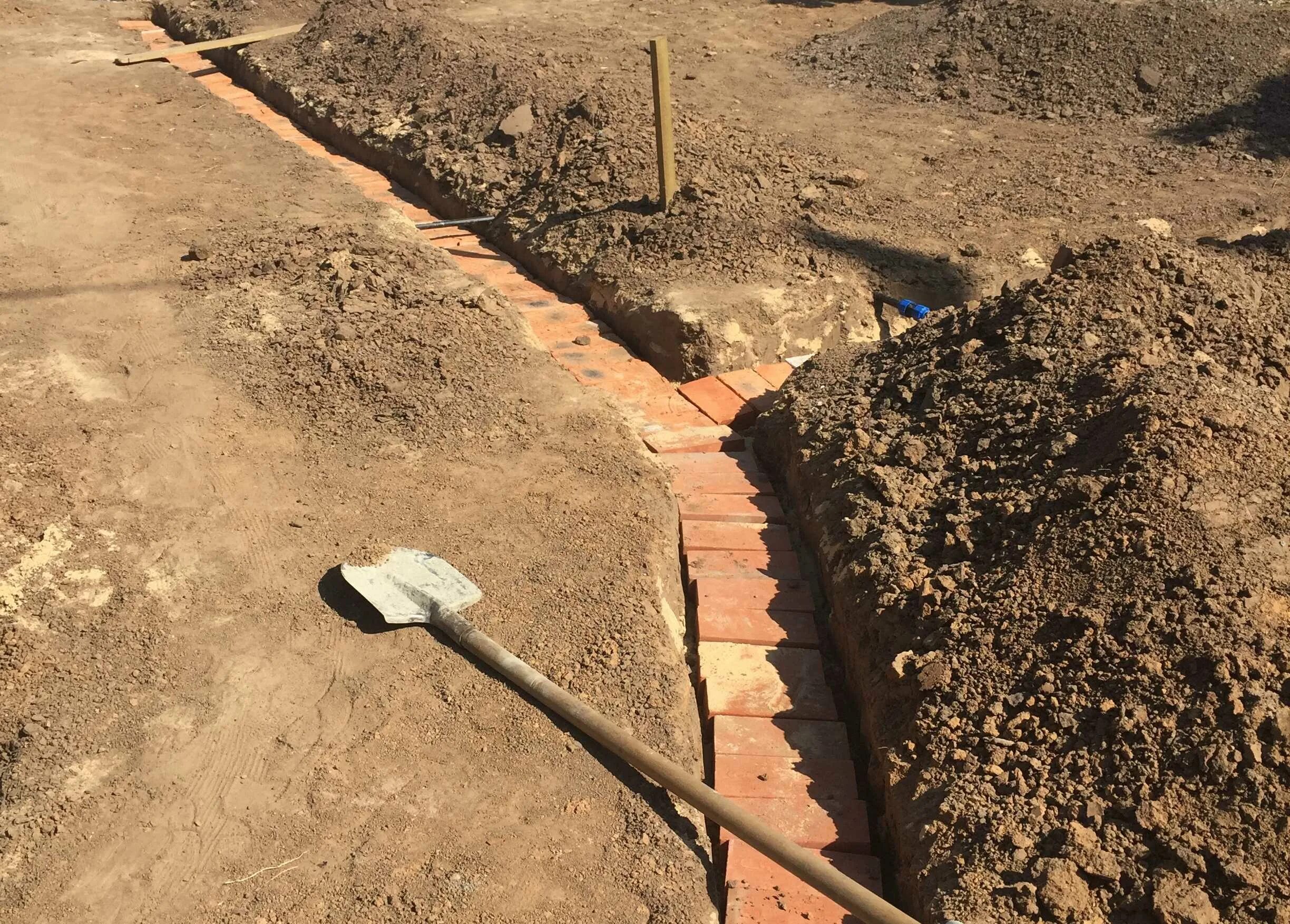 Пнд 32 мм в траншеи. Кабель для прокладки под землей 2х16. Прокладка кабеля под землёй на дачном участке. Прокладка эл. Прокладка сип в земле.