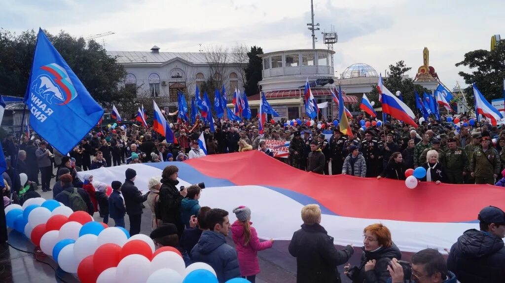 Десятая годовщина воссоединения крыма с россией. Воссоединение Ялты с Россией. Воссоединение Крыма с Россией фото. 2014 Единая Россия Ялта. Массовые мероприятия по воссоединению народов.