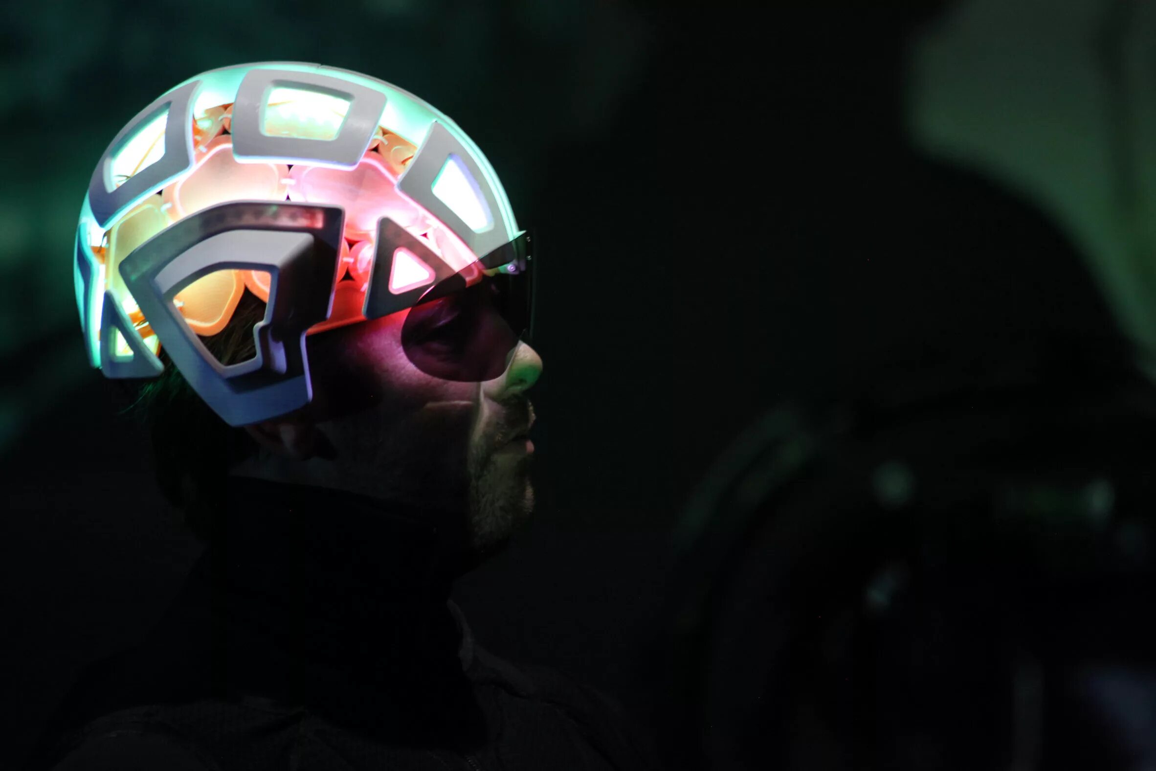 девушка и огонь. горящий огонь. гнилушки светятся в темноте дерево. огонь в руке. флуоресцентный зеленый.