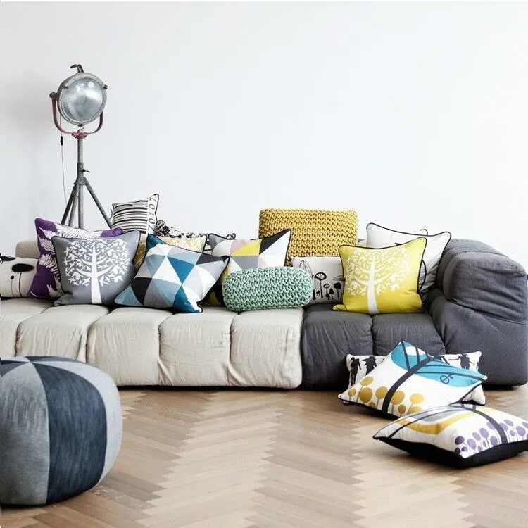Фото дивана с подушками. Подушки в интерьере. Яркие подушки в интерьере. Цветные подушки в интерьере. Диван с яркими подушками.