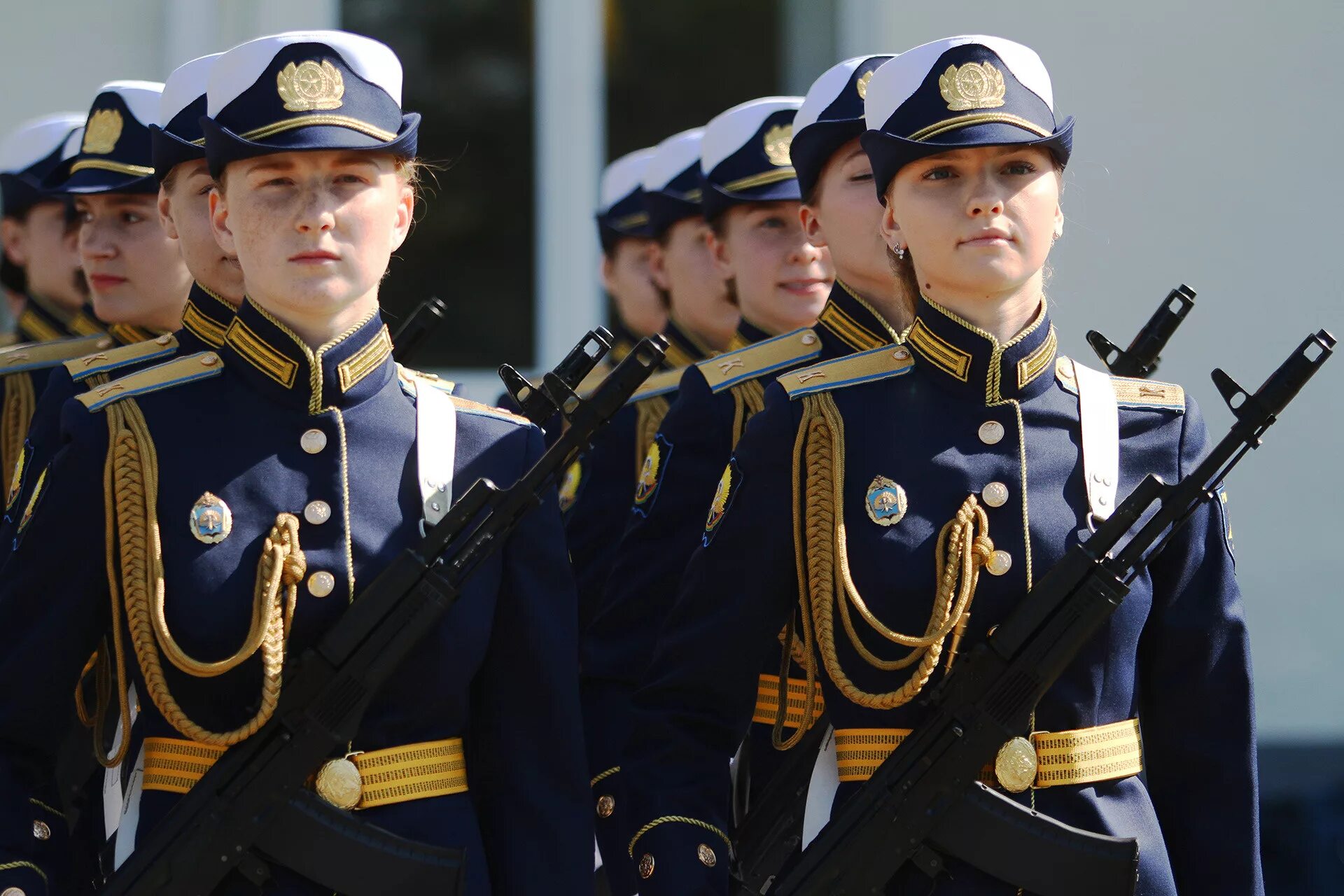 Офицера можно. Курсантки Краснодарского военного училища. Курсантки Краснодарского авиационного училища. Курсант КВВАУЛ парадная форма. КВВАУЛ летчицы.