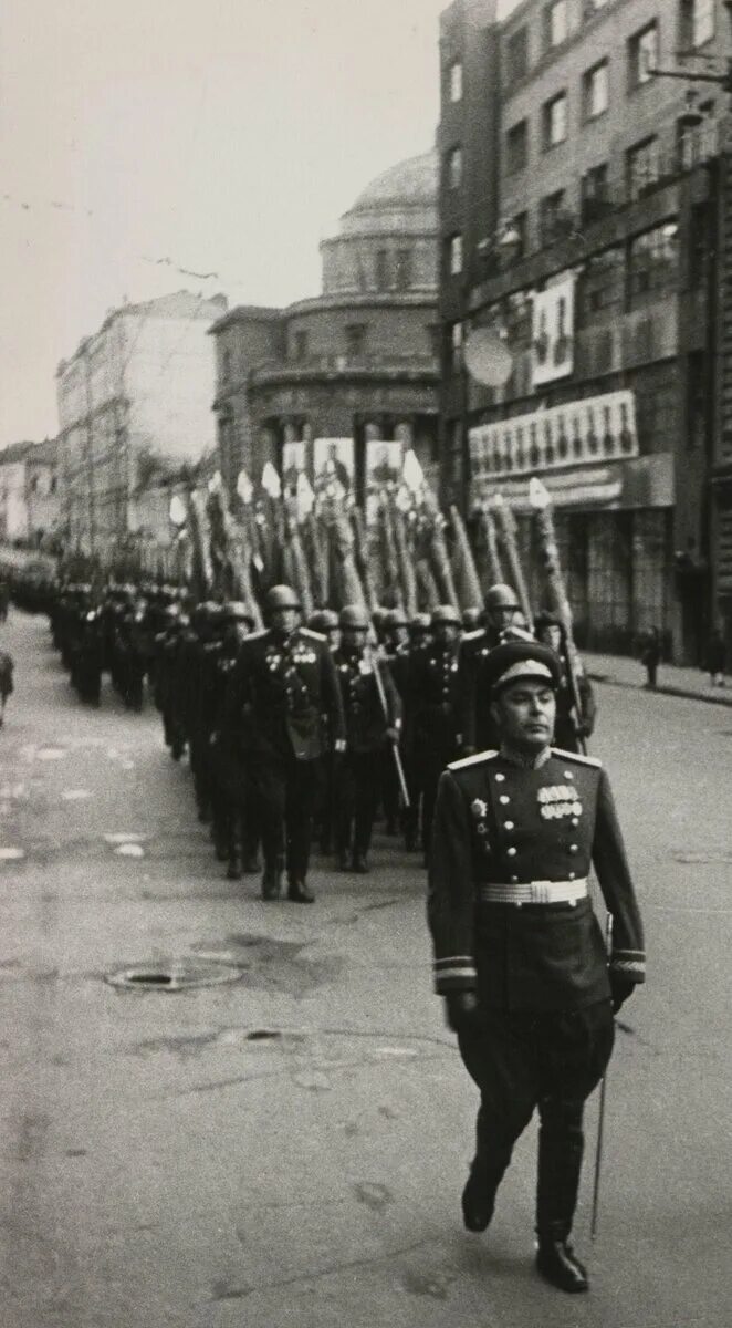 Брежнев 1945. Брежнев на параде победы 1945. Брежнев 1945. Брежнев на параде 1945. Брежнев на параде победы.