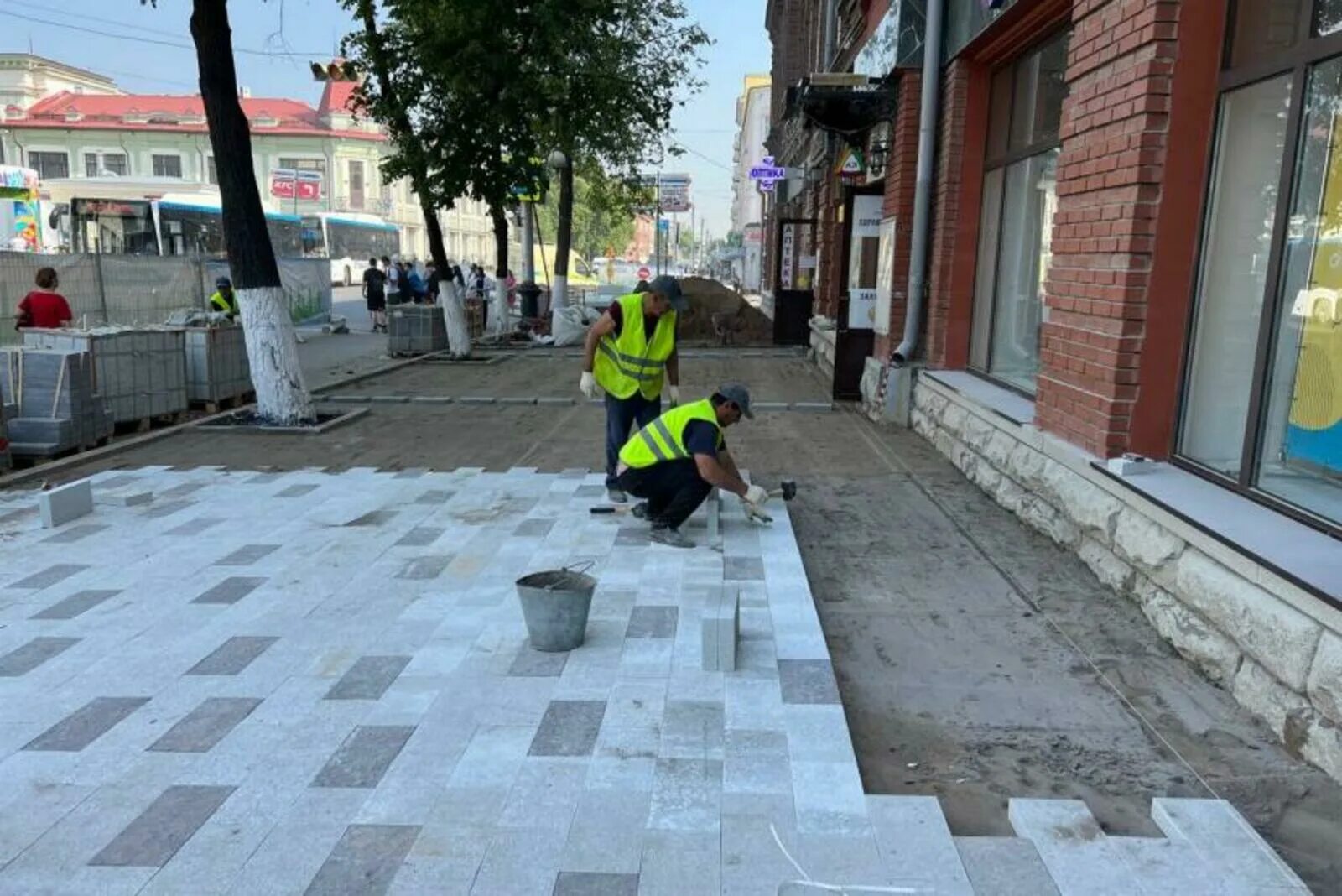 Уфа весной. Тротуарная плитка уфа. Самара грязные тротуары фото. Курск гололед уборка дворов 2022. Аллея бульвар славы после реконструкции.