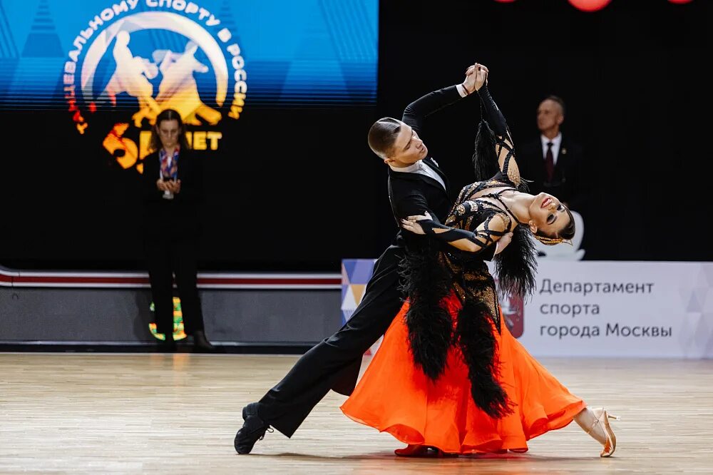 Официальная танцевальные. Официальная танцевальные. Формейшн вера дети. Федерация спортивного бального танца россии. Танцевально спортивный клуб.