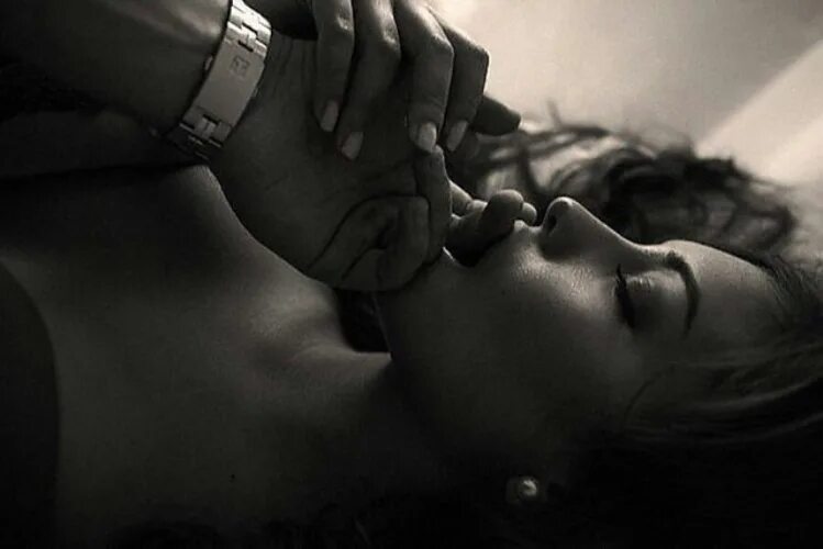 держит ее за волосы. между грубое. грубая страсть. между грубое. между грубое.