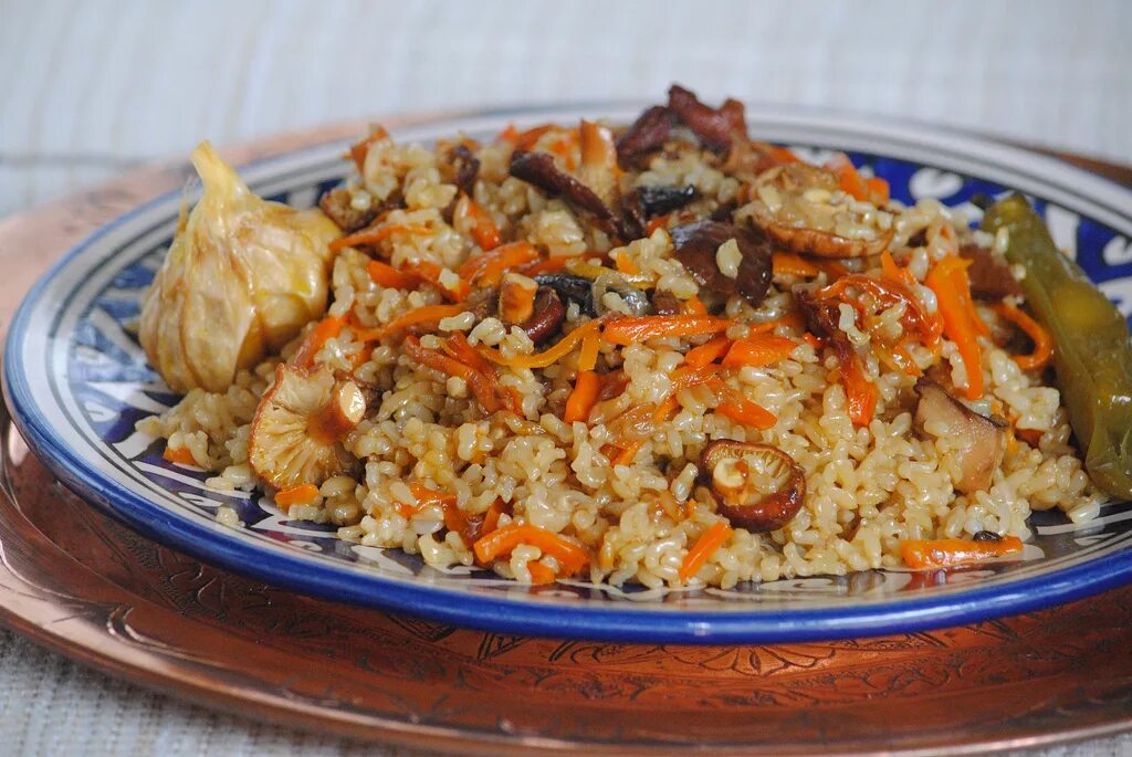 Пилав. Plov узбекский. Плов из индейки. Плов с сухофруктами изюм курага. Плов с чесноком.