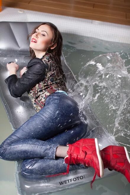 Мокрые джинсы. Девушки в мокрых джинсах. Девушка в мокрых джинсах. Wetlook в джинсах. Девушки в мокрых джинсах.