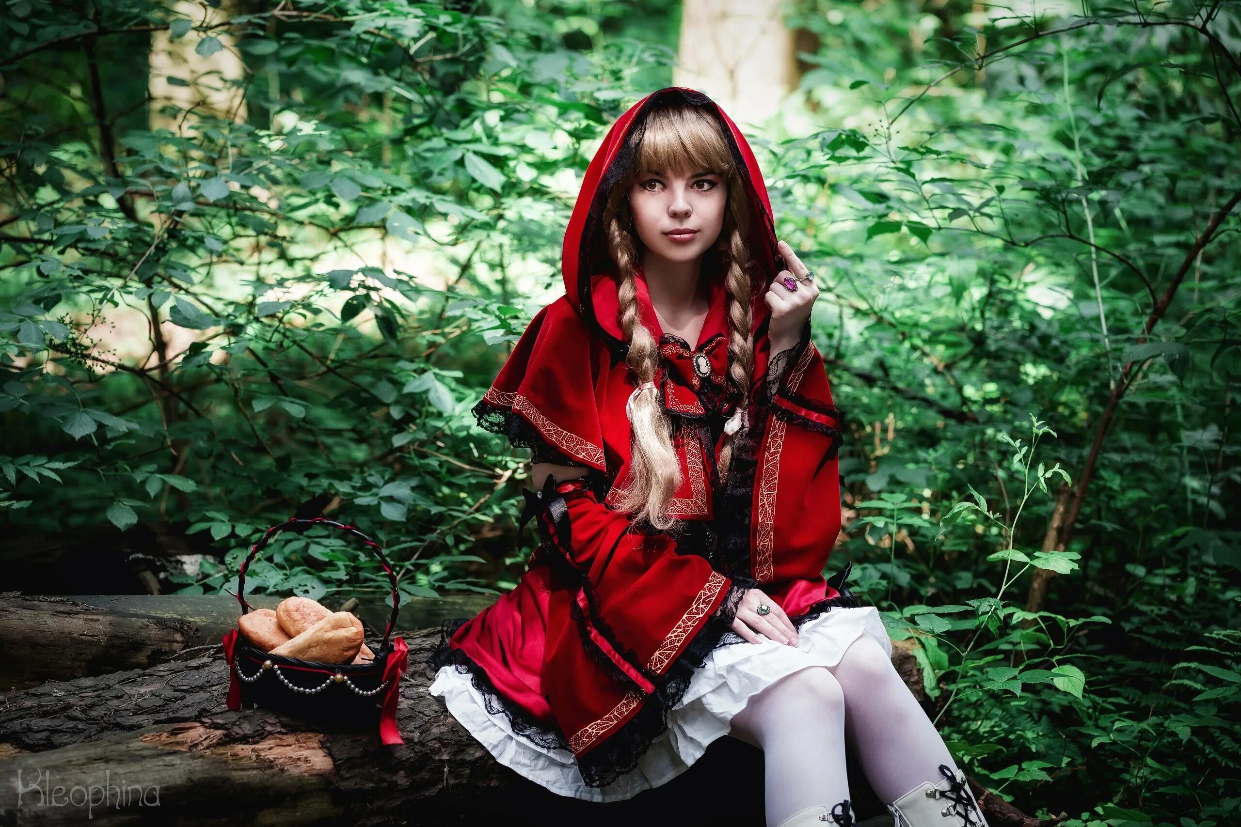 Red cosplay. Красная шапочка Red riding Hood 2006. Kleophina красная шапочка. Красная шапочка косплей.