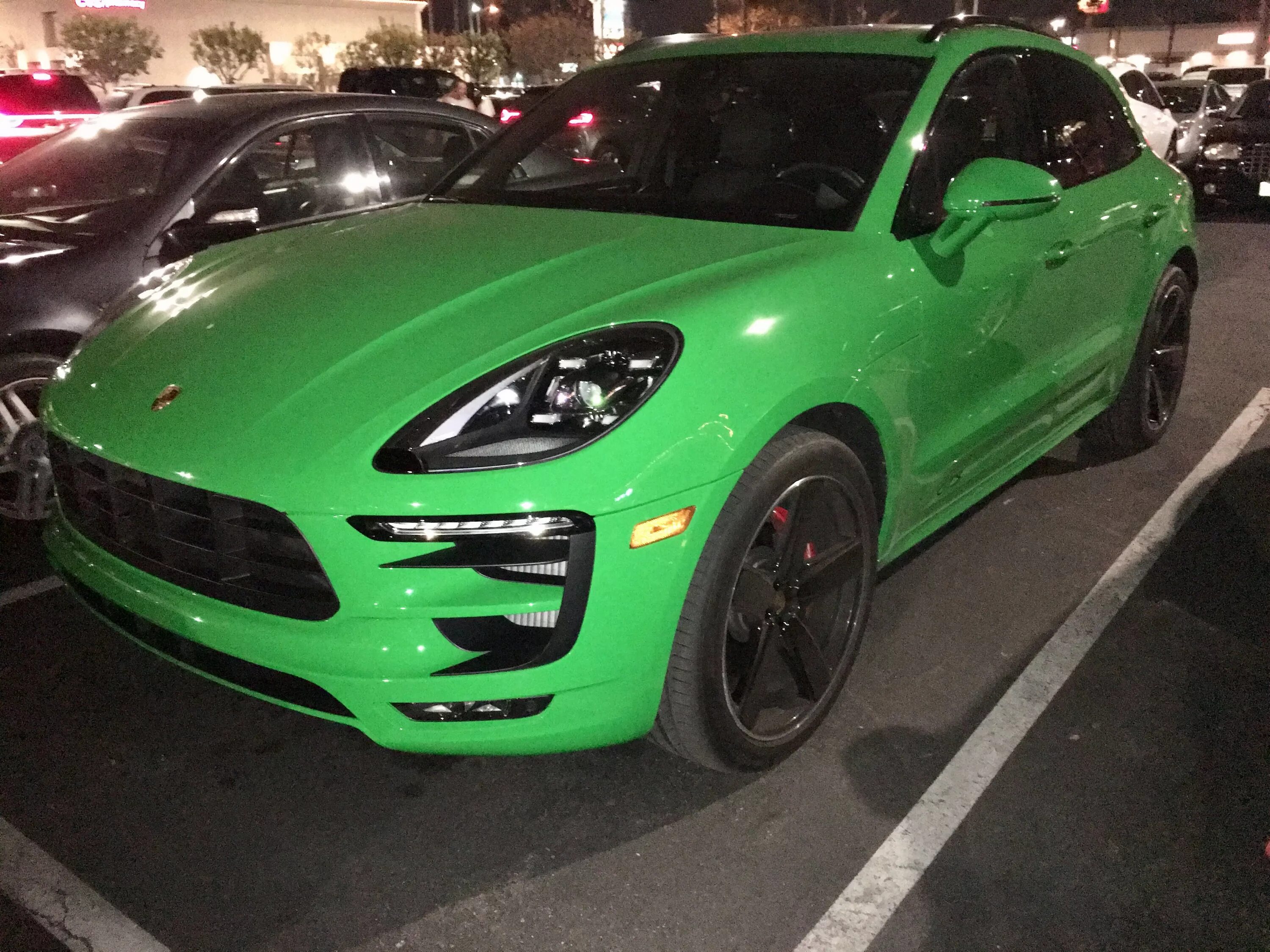 Viper green. Porsche Macan зеленый. Порше Макан салатовый. Макан GTS зеленый. Порше Кайен 2022 цвета зеленые.