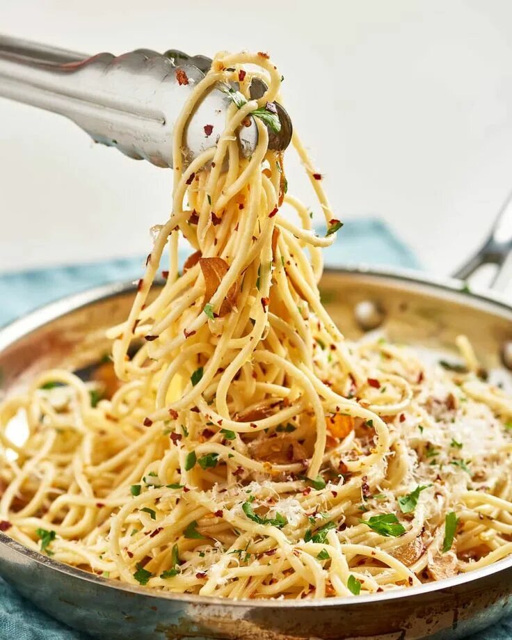 Итальянские макаронные блюда. Тальолини Алио-олио. Спагетти aglio olio. Паста aglio e olio. Aglio olio соус.