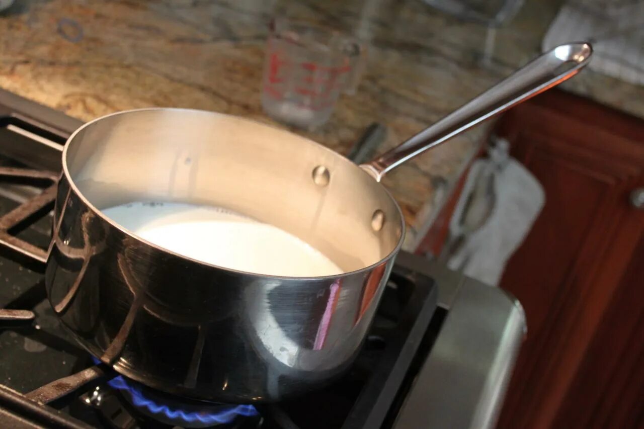 Доводим массу до кипения. Кипящее молоко. Молоко в кастрюле. Кипяченое молоко. Кастрюля с молоком на плите.