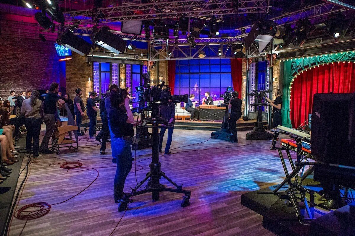Съемочный павильон. Останкино вечерний ургант. Фотосессия за кадром. Вечерний ургант студия. Где снимается шоу.