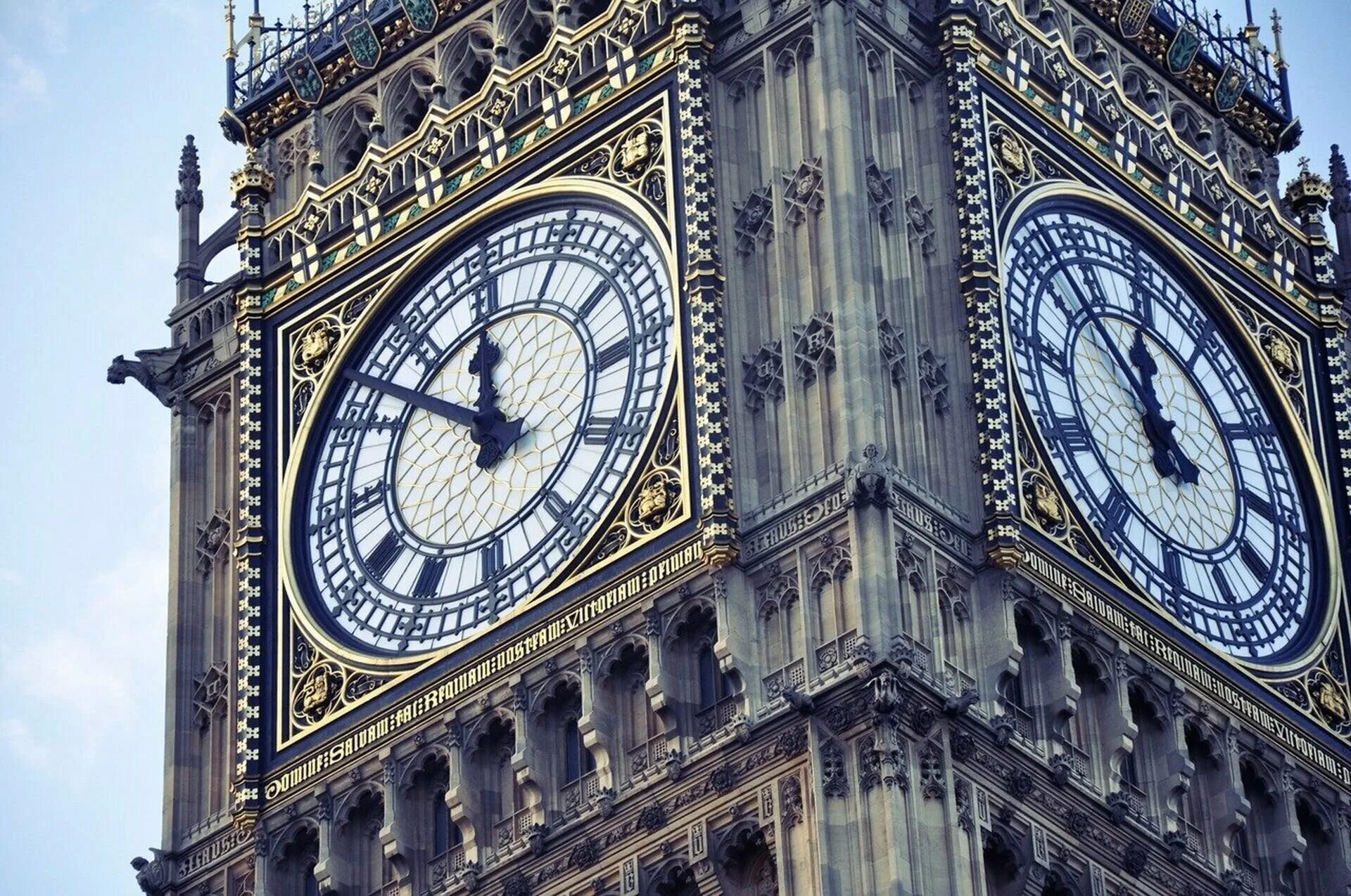 Watching britain. Башня Биг Бен в Лондоне. Биг-Бен (башня Елизаветы). Часовая башня Вестминстерского дворца. Биг Бэн часы в Англии.