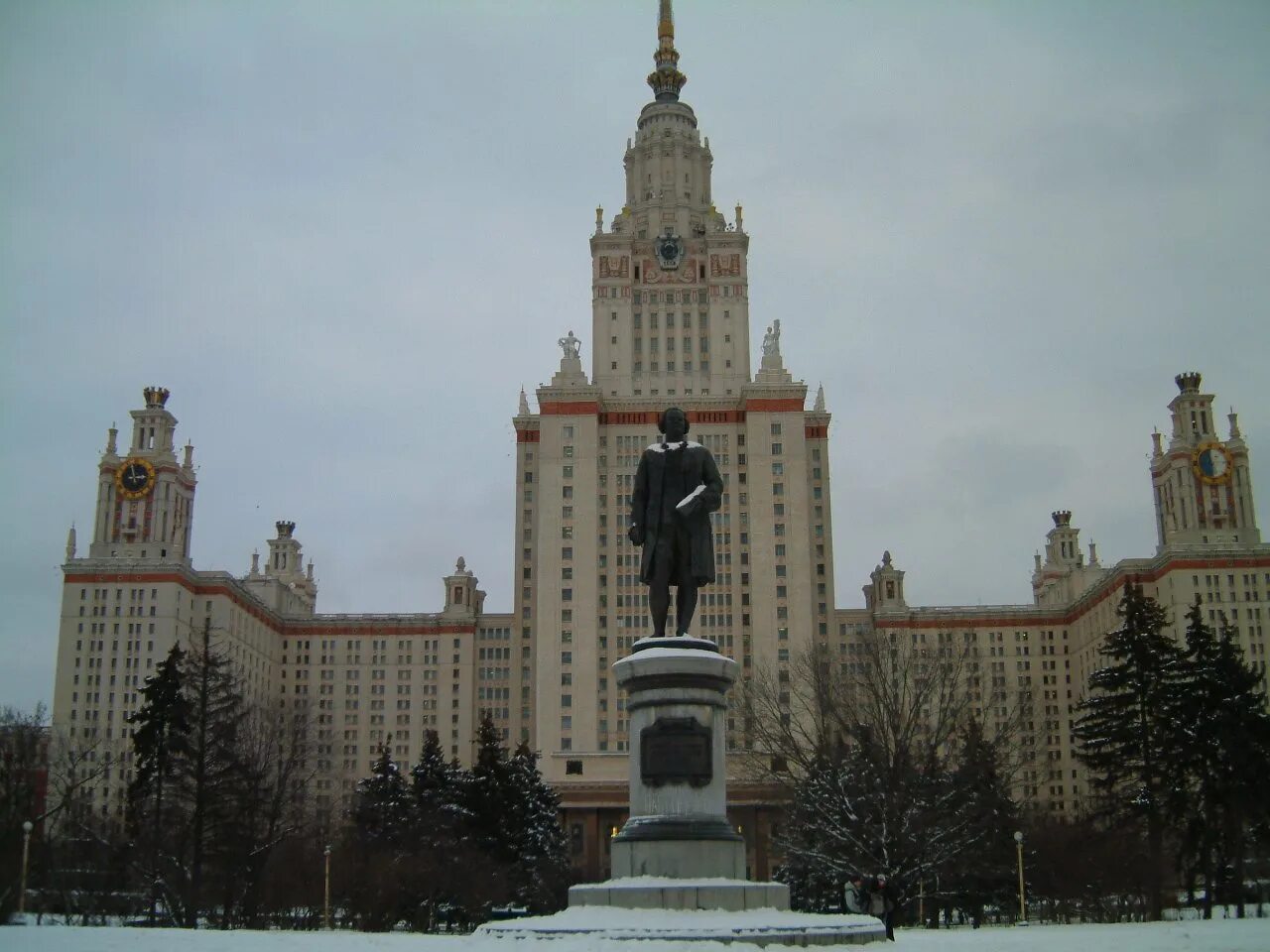 Чем известен мгу. Московский государственный университет им м.в Ломоносова МГУ. Институт Ломоносова в Москве. МГУ имени м. в. Ломоносова в Москве. Вузы России МГУ Ломоносова.