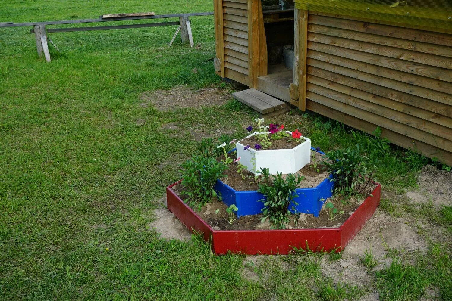 Клумба из досок