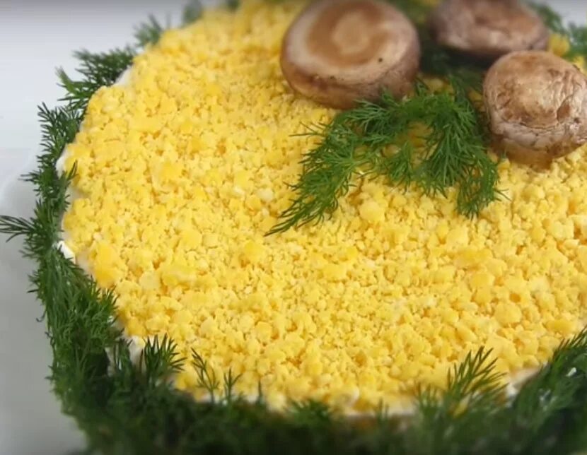 мимоза с грибами рецепт. мимоза с грибами рецепт. мимоза в наполеоне. мимоза с горбушей консервированной. салат мимоза в кафе.