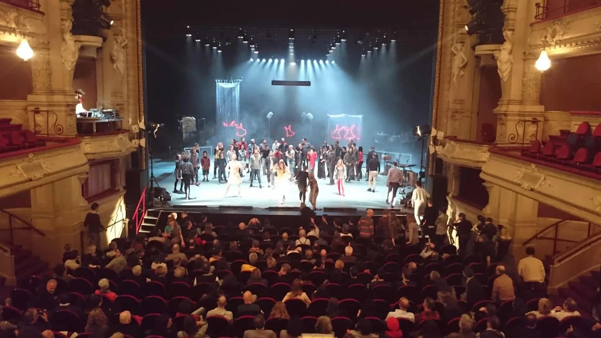 Stage audience. Мюзикле «the audience» в Лондоне зрители. Opera Stage. Go to the Theatre.