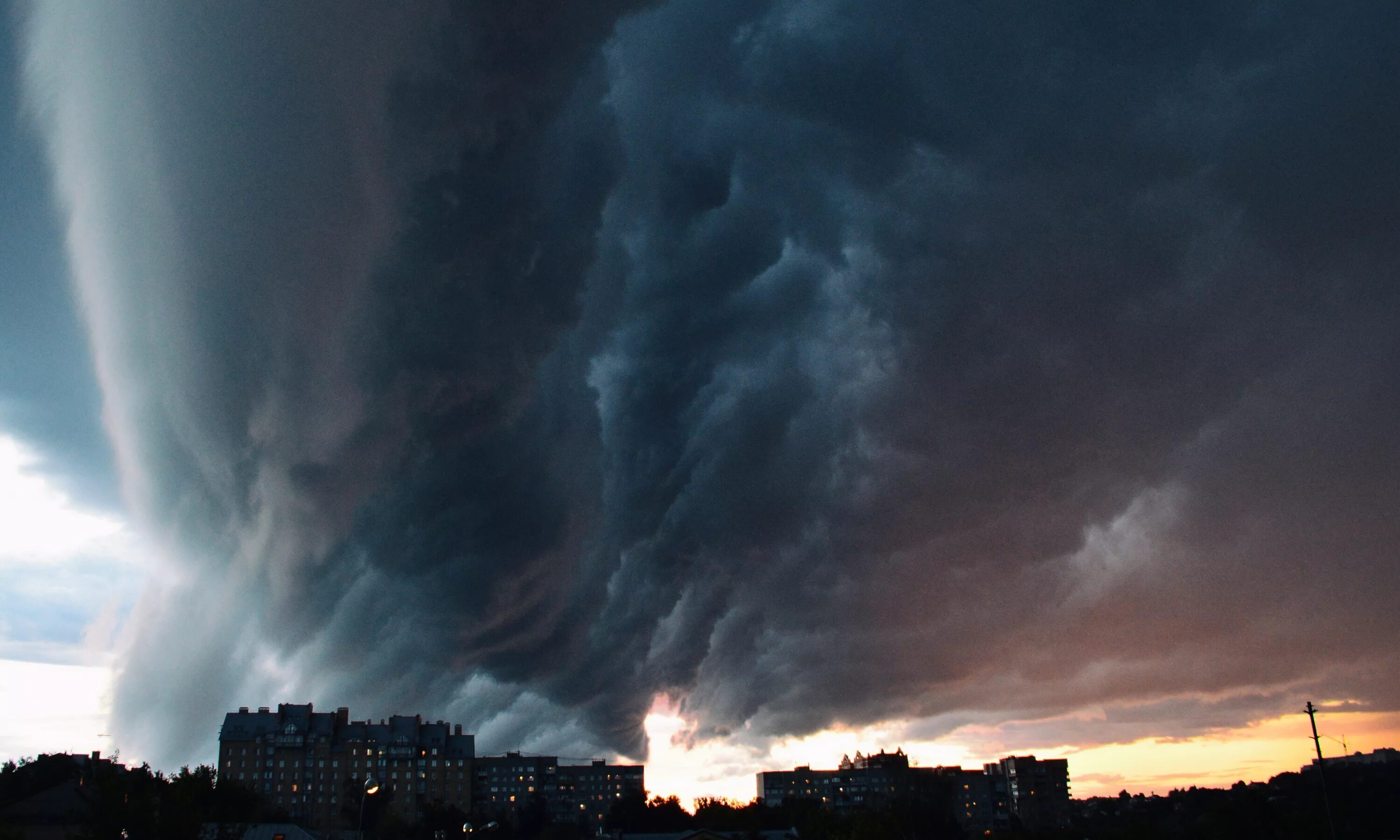 Ветер в москве деревья. Смерч в Москве 2020 год. Торнадо в Москве. Шторм в Москве 2017. Смерч ураган Торнадо в Москве.