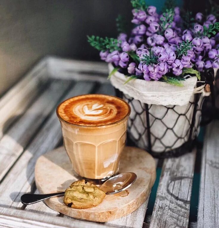 Кофе летним днем. Утро на море. Кружка утренний кофе. Кофе летним днем. Кофе и фрукты.