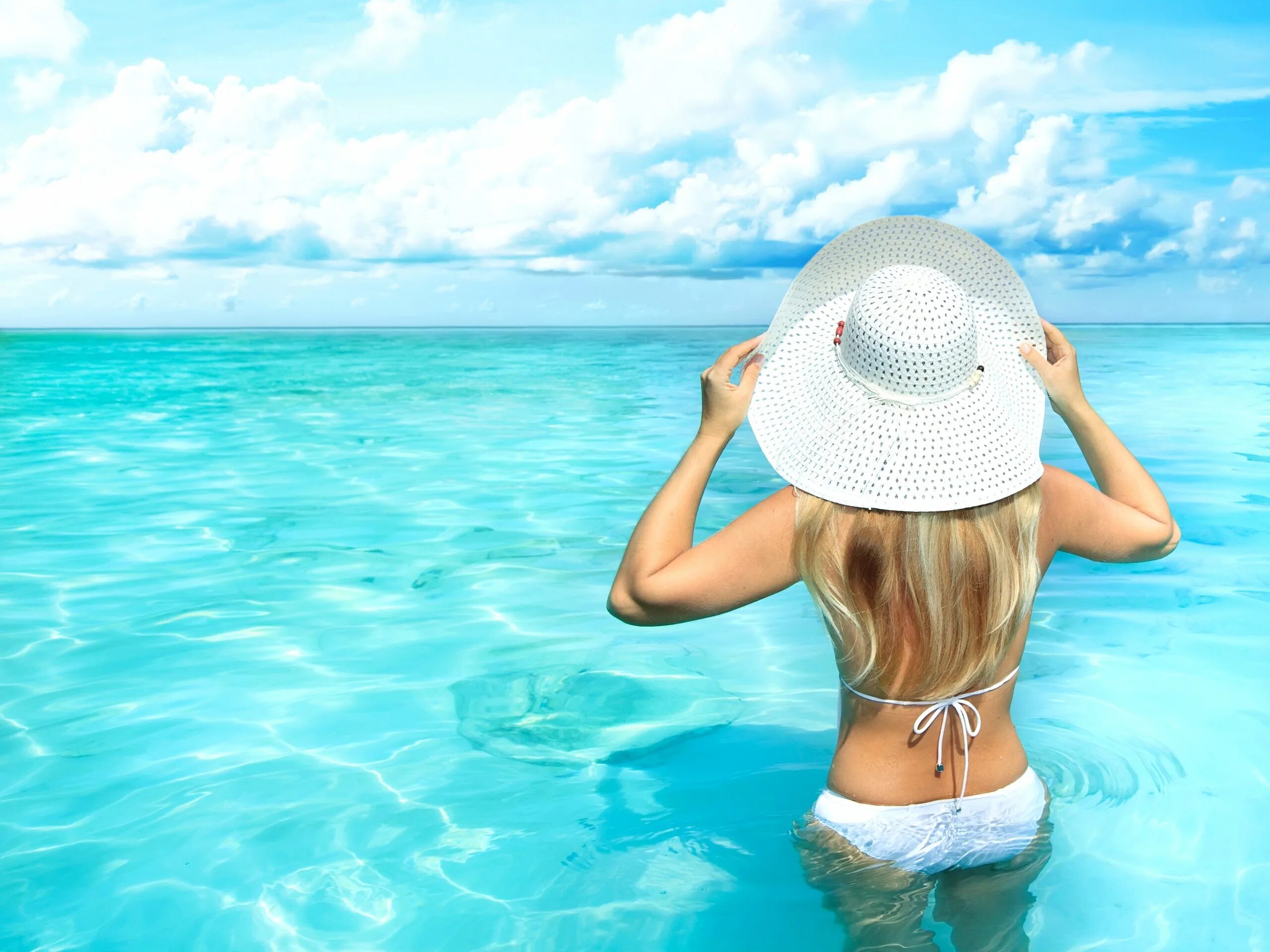 Продляем лето. Девушка-море. Девушка в шляпе на море. Блондинка в шляпе на пляже. Фотосессия в шляпе на море.