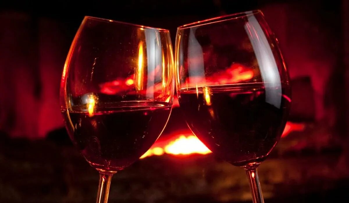 Пара бокалов вина. Два бокала красного вина. Красное вино в бокале. Бокал с вином. Бокалы вина чокаются.