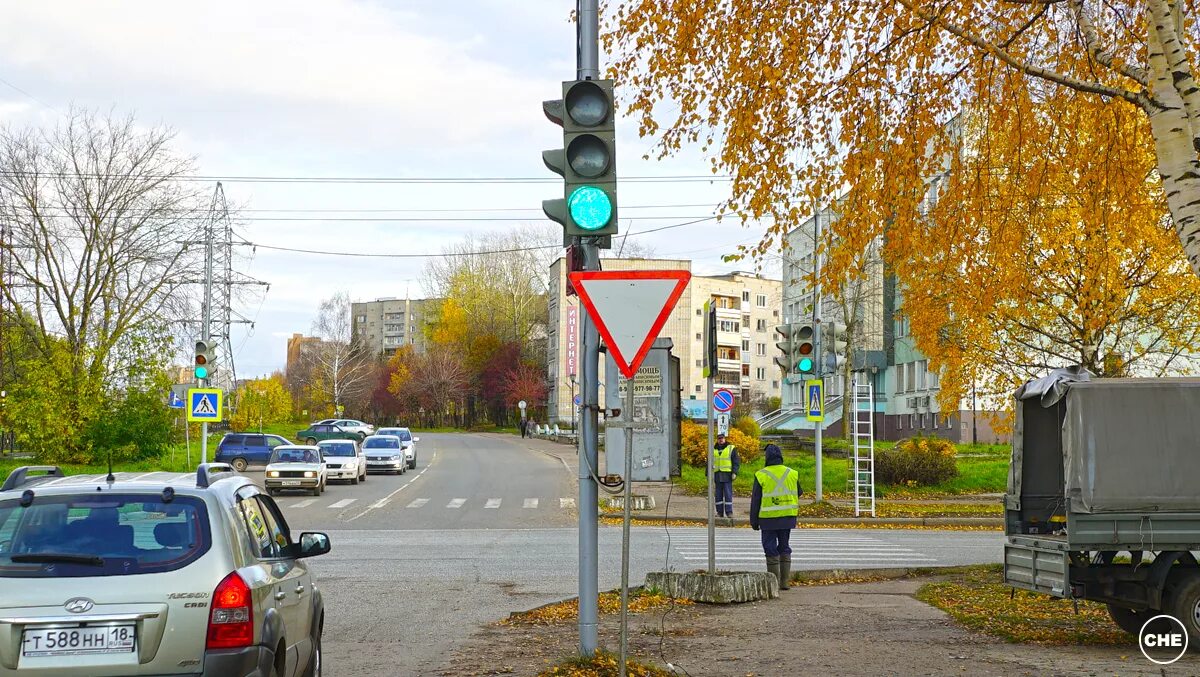 Перекресток со светофором. Светофор на улице. Gthtrhtcnj CJ cdtnjajhjv. Перекресток со светофором и знаками. Светофор инта