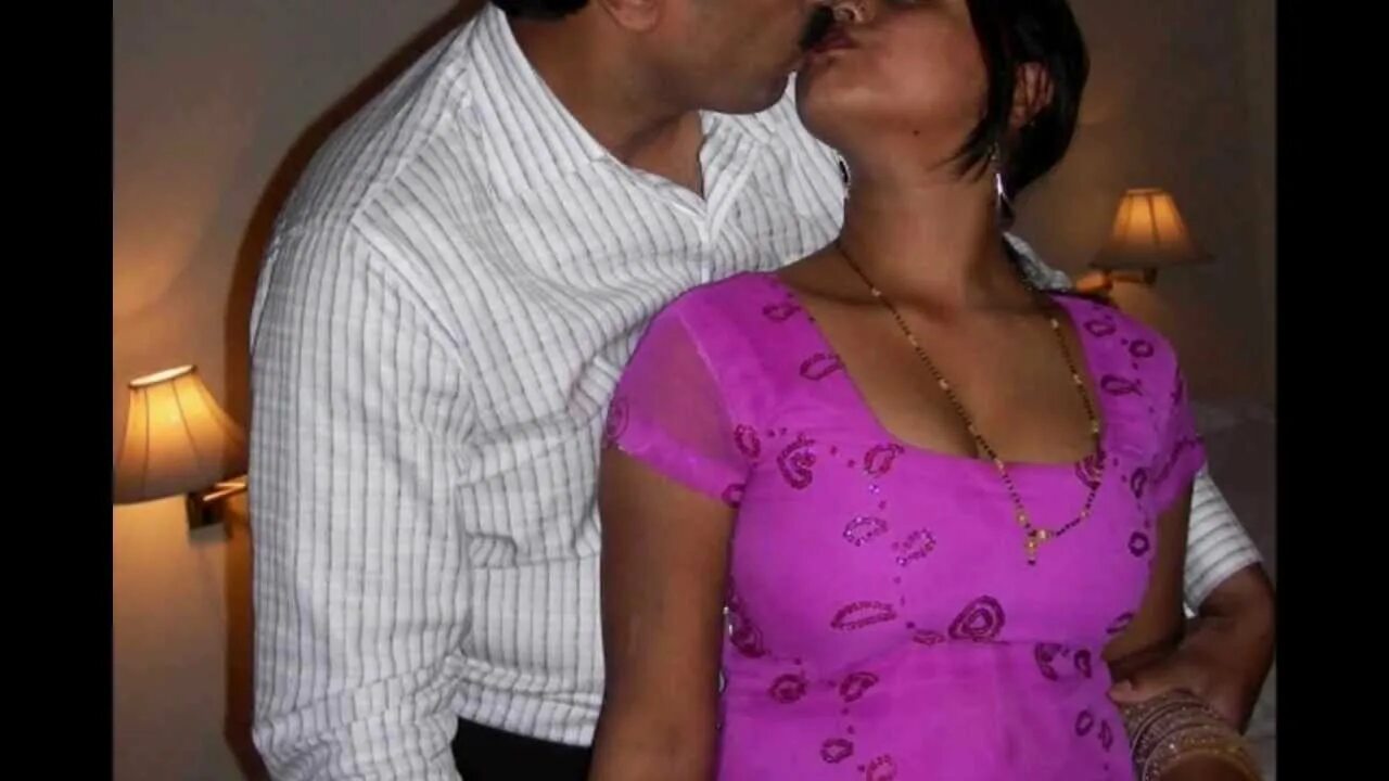 Wife de. Bhabhi и мальчик. Aunty Kiss. Desi пара. Зрелая индианка и мальчик.