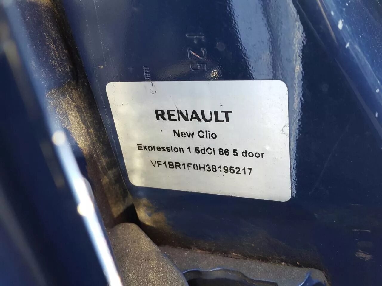 Вин рено. Renault Clio 2 VIN номер. Renault Clio номер кузова. Номер кузова Рено Клио 3. Renault Clio вин код кузова.