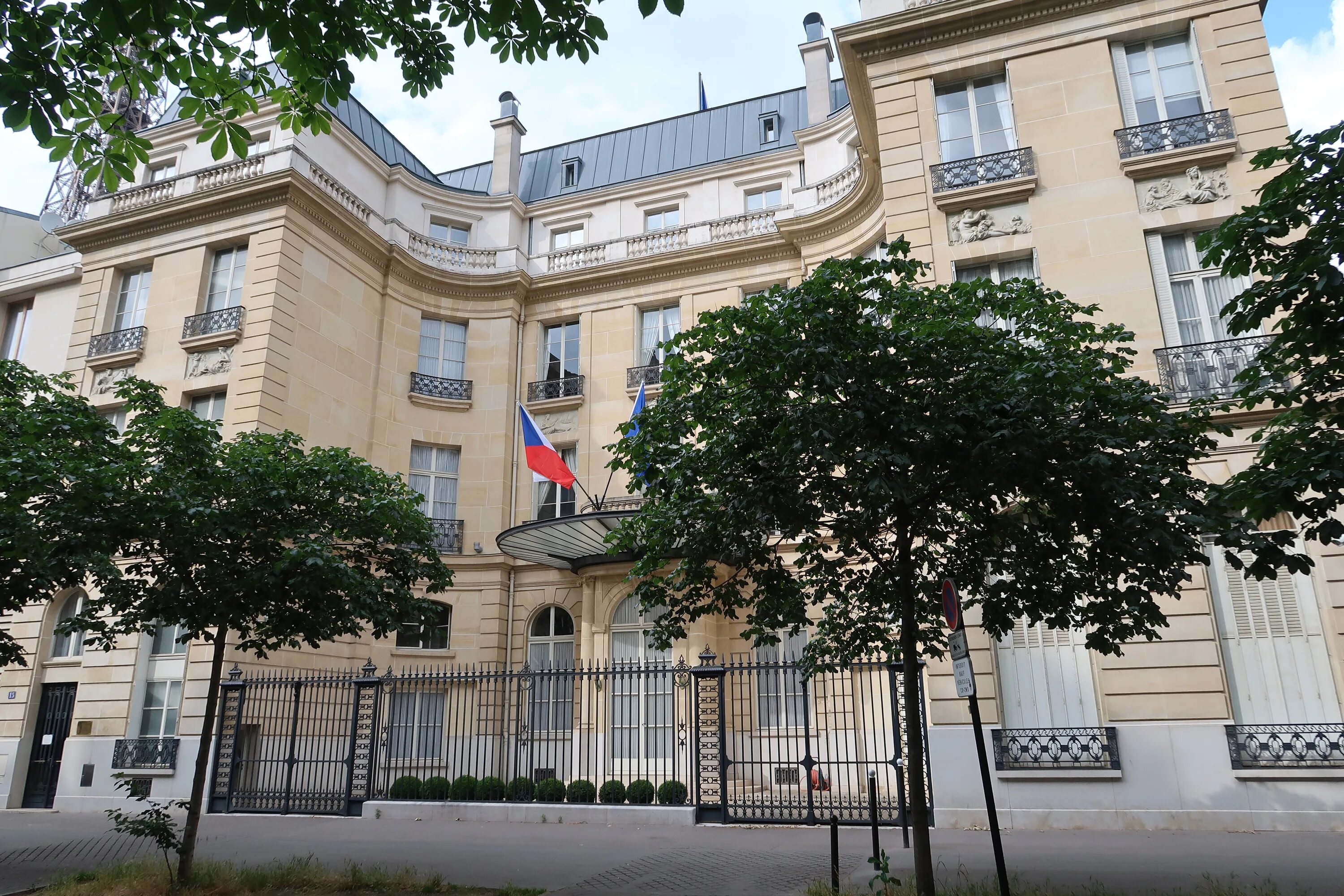 Посольство России в Париже. Посольство России во Франции Париж. Посольство Парижа во Франции.