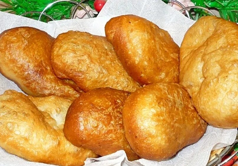 Как называется пирожки с мясом жареные. Пирожки с печенью. жареные пирожки с картошкой и печенью. пирожки с печенью жареные. жареные пирожки с печенью фото.