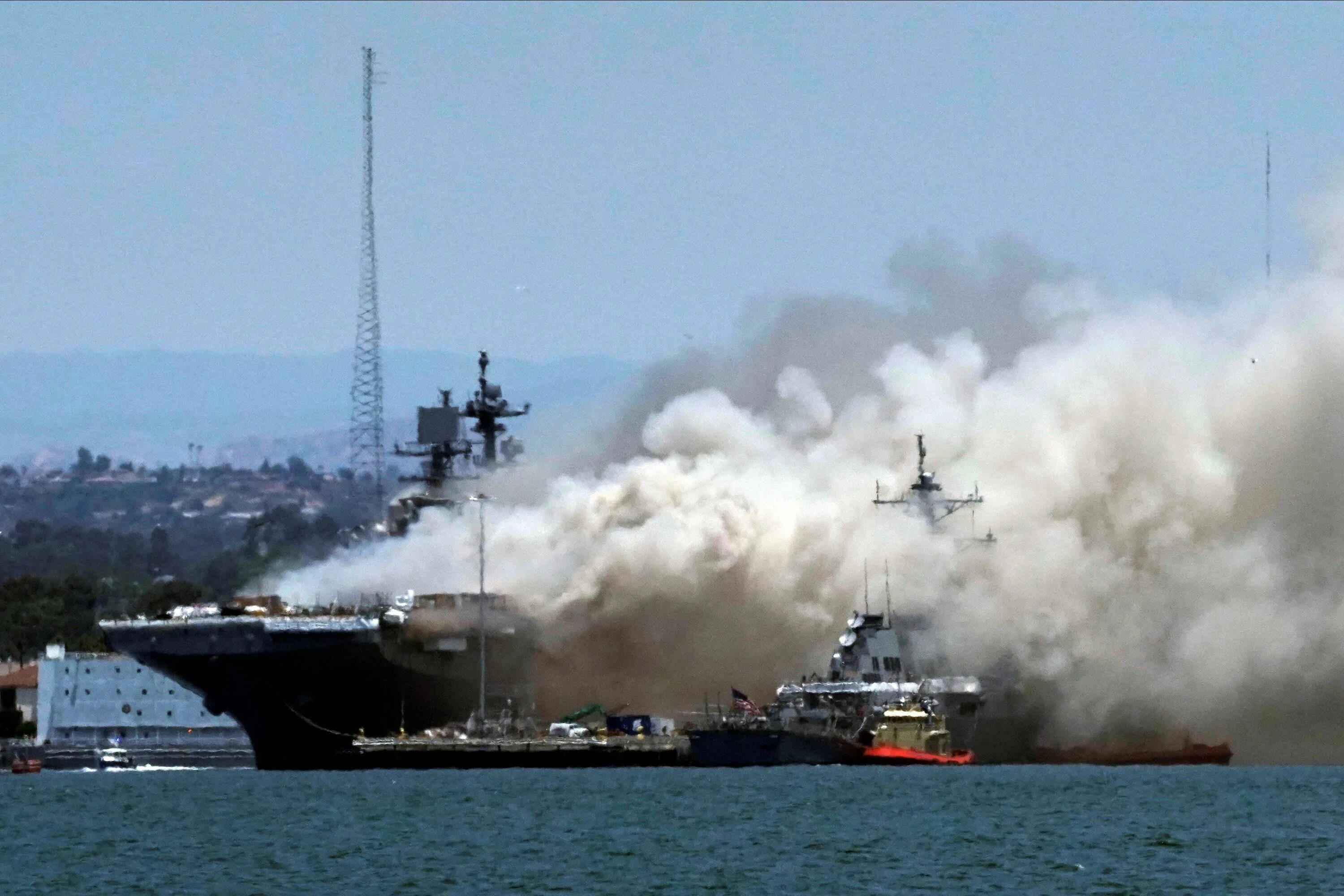 Судно в сша врезалось. Пожар на корабле вмс сша в сан диего. пожар в вмс сша uss bonhomme richard. корабль вмс сша bonhomme richard. пожар на корабле вмс сша bonhomme richard.