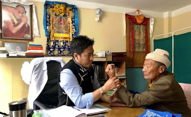 Традиционная тибетская медицина. Старший монах. Тибетский врач. Тибетский массаж. Тибетские лекарства.