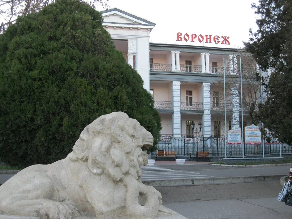 Ессентуки санаторий виктория ставропольский край. Минеральные воды санаторий исток. Санаторий виктория ессентуки парк. Исток ессентуки. Есентуки санатория виктория.