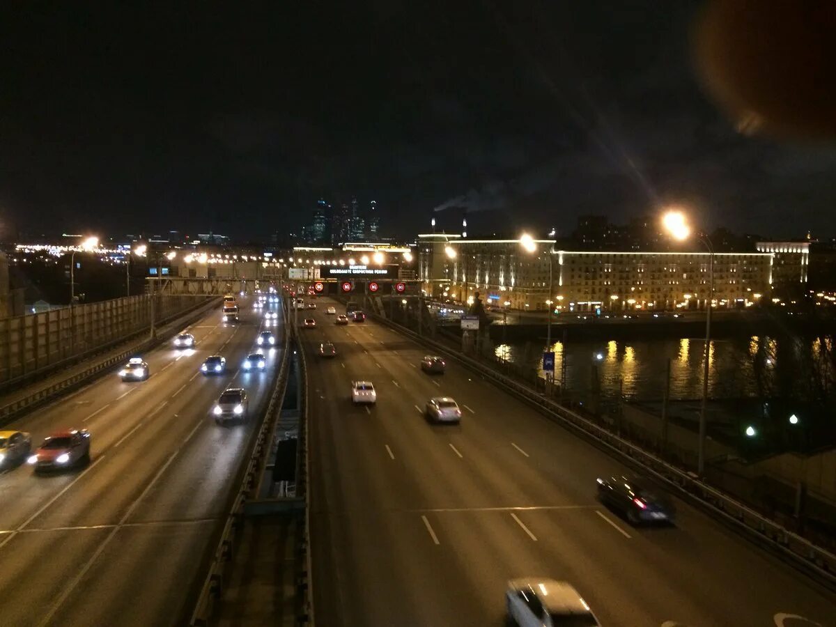 Хлопок в москве ночью. Ночной МКАД. Ночная Москва МКАД. Москва МКАД ночью. Ночной проспект Москвы.