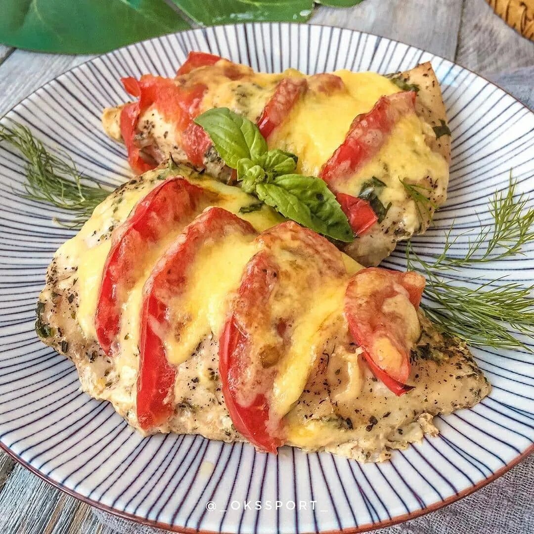 Как приготовить куриную грудку в духовке вкусно. Курица с помидорами и сыром. куриное филе запеченное в духовке. курица с сыром в духовке. филе с помидорами и сыром в духовке.
