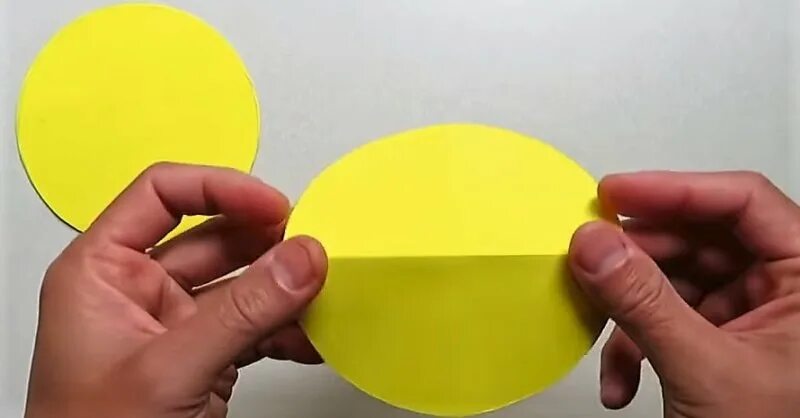 Круг пр 3. Солнце в виде шара из бумаги. Круг согнутый пополам поделка из бумаги. Сложить из бумаги круг. Круг для поделок.