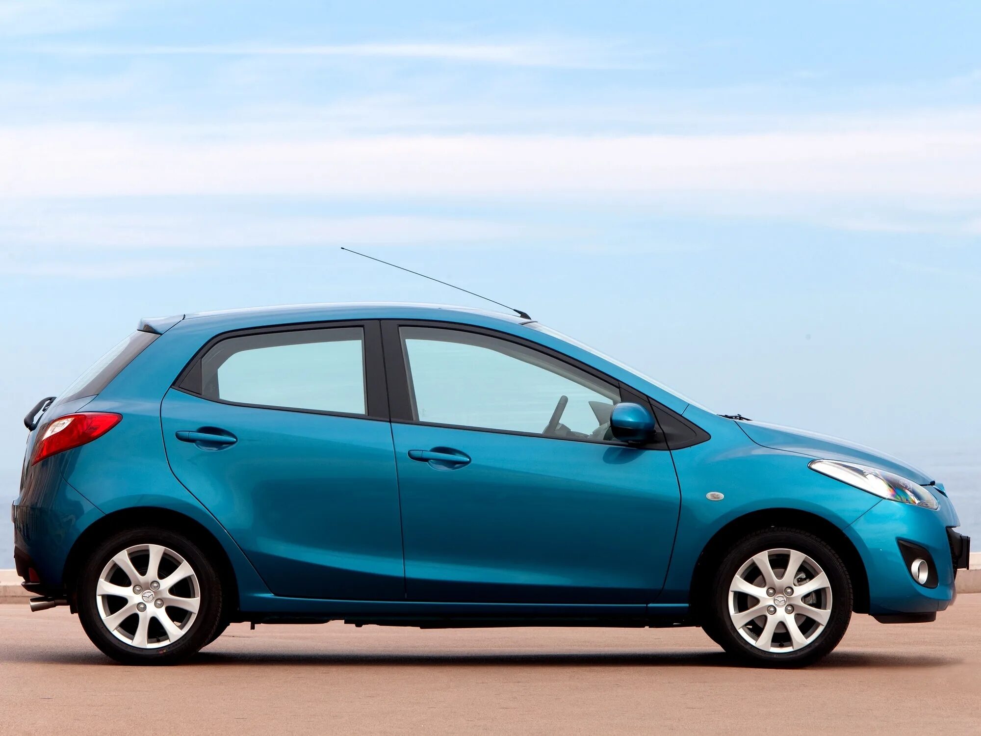 Mazda 2 2010. Mazda 2 Hatchback. Mazda mazda2. Mazda 2 de. Картинка хэтчбек