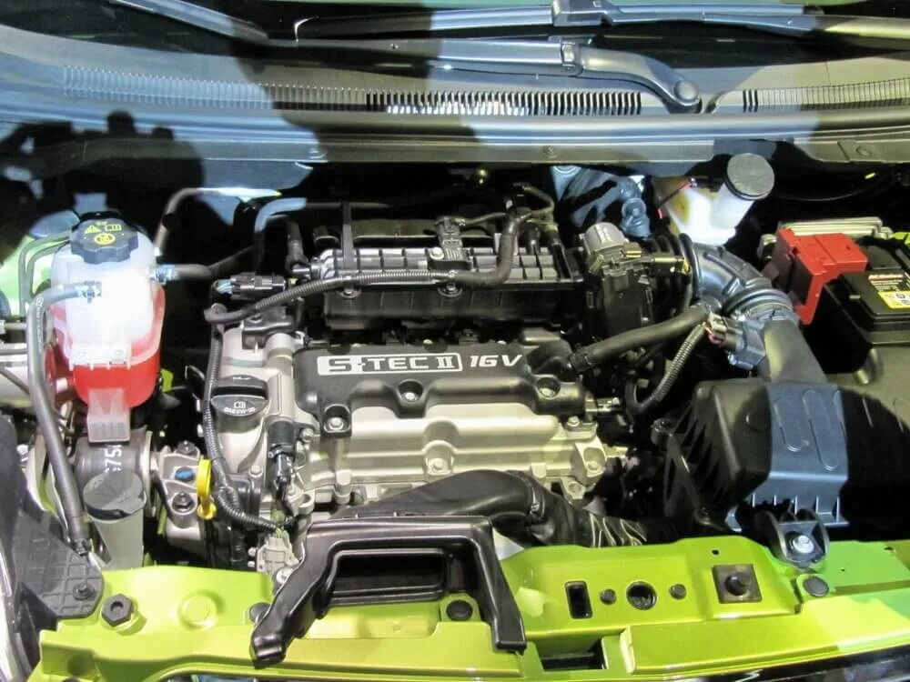 Шевроле спарк какие двигатели. Двигатель шевроле спарк 1.2. chevrolet spark 1,25 моторный отсек. chevrolet spark, 2011 двигатель. шевроле спарк м300 подкапотное.