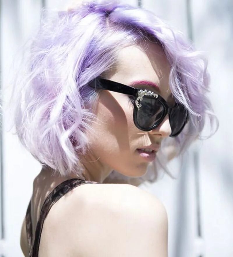 девушка с фиолетовыми волосами каре. сиреневые волосы каре. мия бойко лавандовый цвет волос. лорен калавей сиреневые волосы каре. алина олешева с фиолетовыми волосами.