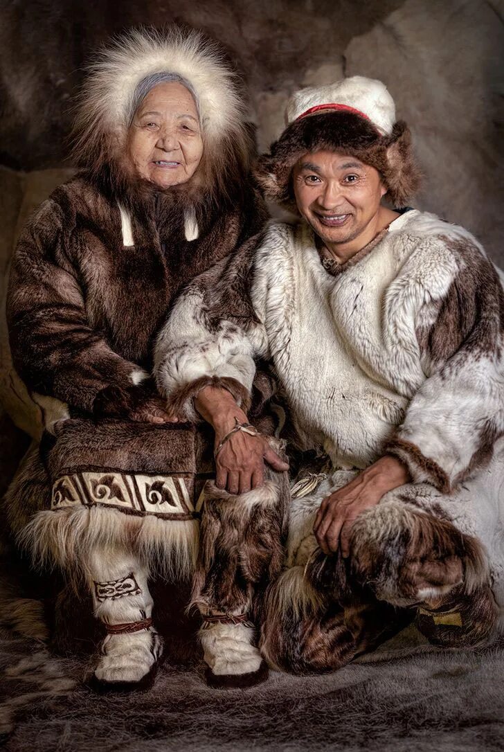Чукча в чуме ждет рассвета. Два чукча. Чукотские женщины. Карикатуры смешные. Анекдоты про чукчу.