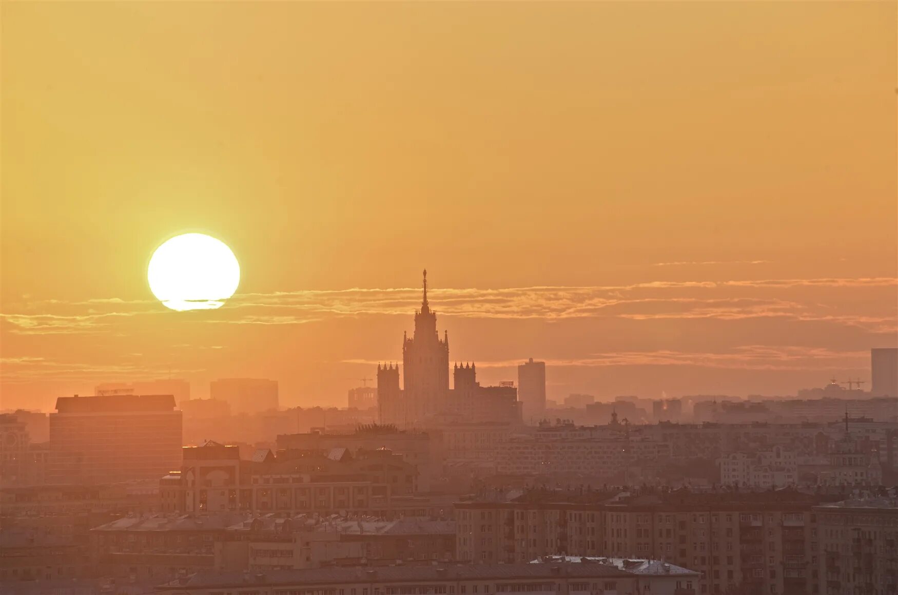 Закат в городе. Закат над городом. Утренний город. Солнце над городом. Песня утро москва