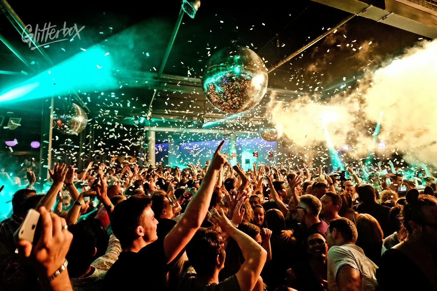 фото ночные вечеринки. клубная вечеринка. ночная вечеринка. ибица туса 2021. девушка танцует в клубе.