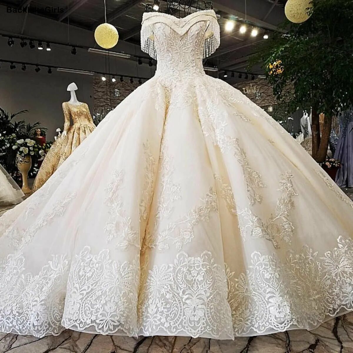 Wedding gown платья свадебные. Свадебные платья пышные. Самое пышное свадебное платье. Самый большой свадебный платье. Свадебное платье с длинным шлейфом.