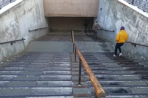 Девочка которая упала в подземный переход видео