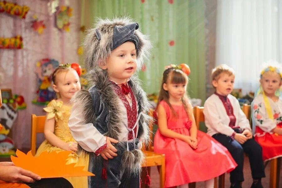 Одежда на утренник. Фотосъемка детского утренника. фотосъемка утренника в детском саду. утренник в детском саду с родителями. утренник в саду съемка.