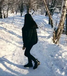 Девушка зимой со спины брюнетка без лица