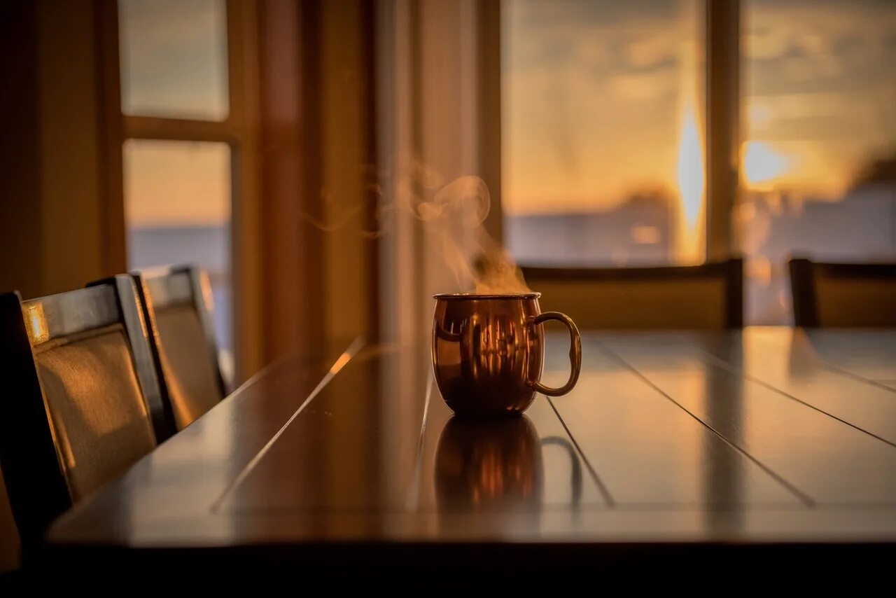 Кофе вечером. Чай на столе. Стол с чаем. Кружка чая на столе. Столик в кафе.