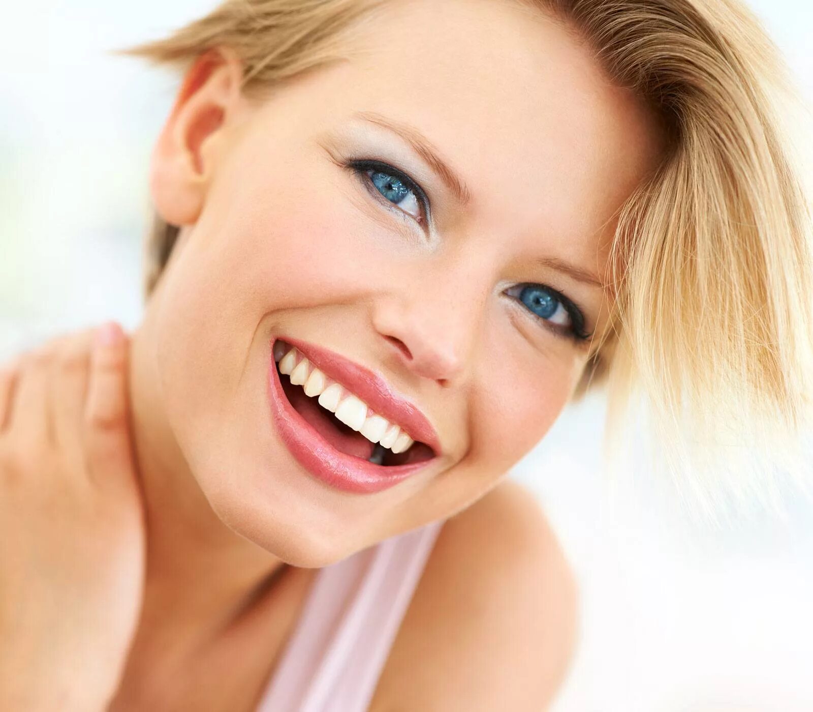 Благодаря улыбке. Красивая улыбка. Белоснежная улыбка. Красивая улыбка. Красивая широкая улыбка.