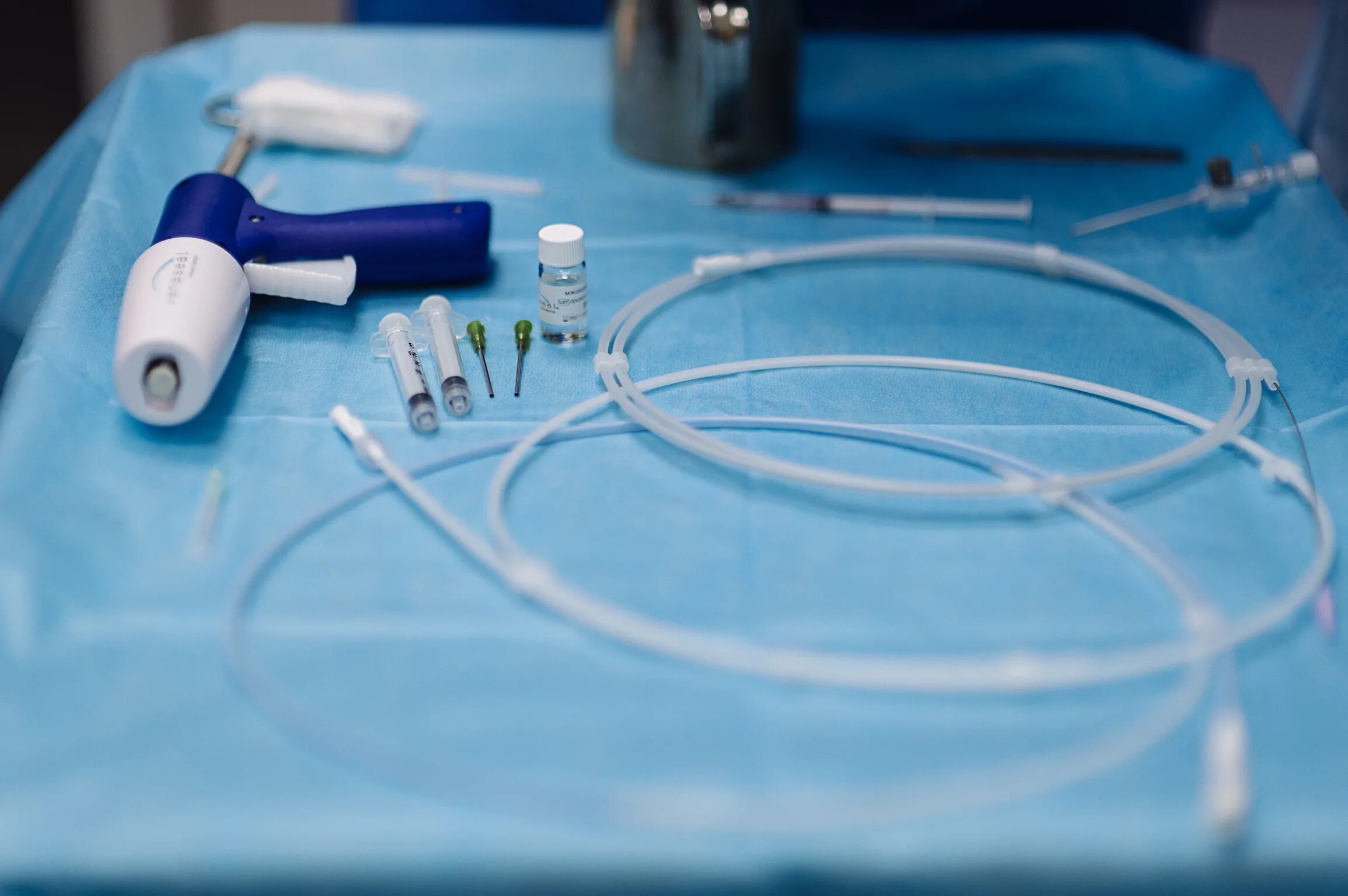 Клеевая облитерация вен. Клеевая облитерация вен. Удаление перфорантной вены. Облитерация это в медицине определение. Venaseal closure system.