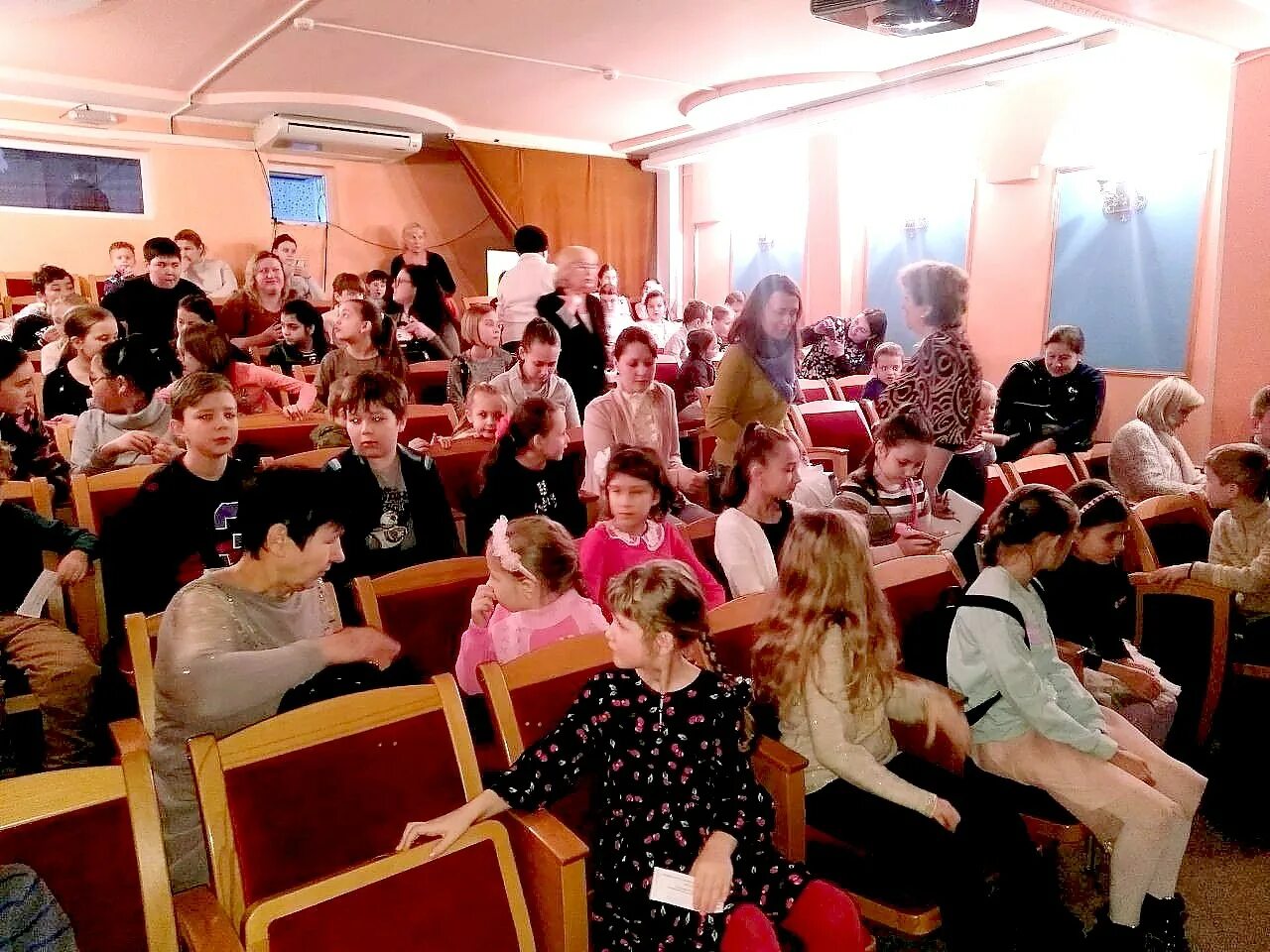 Театр лобня. Театр лобня. Камерный театр лобня. Спектакль ревизор камерная сцена лобня. Камерный театр лобня.